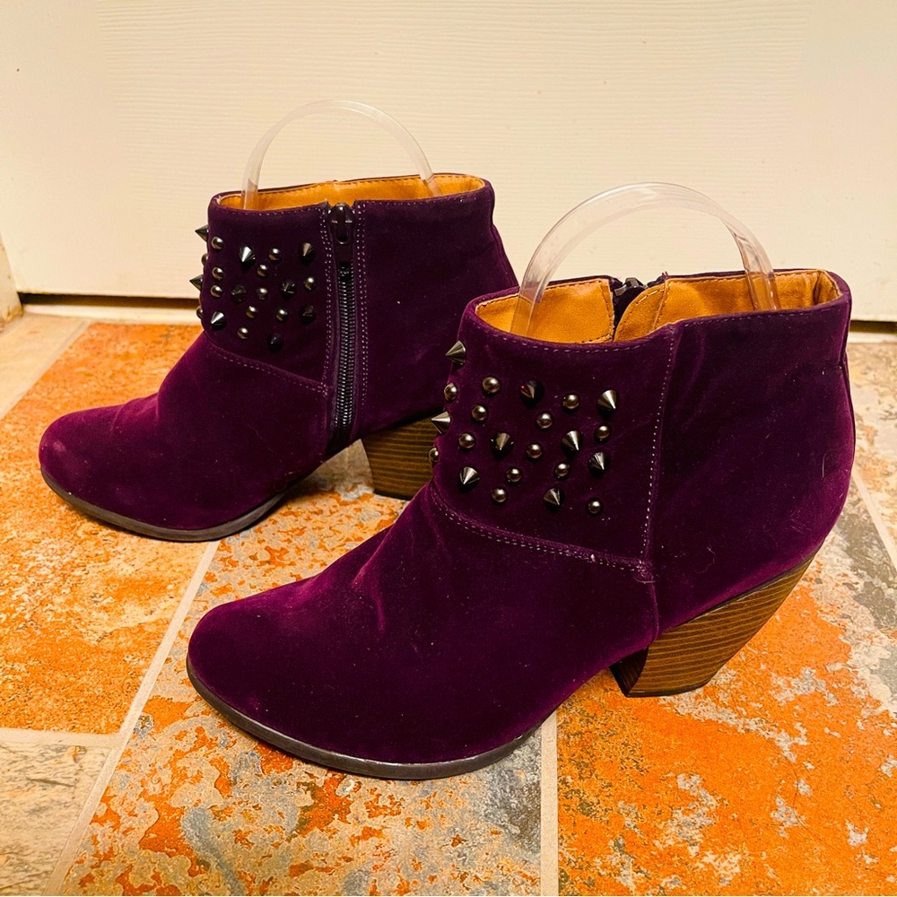 💋Gorgeous Purple/Burgundy Suede Qupid Metal Spike Ankle Booties!